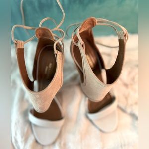 Aquazurra sandal in white leather and beige suede.